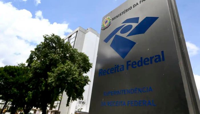 Receita Federal doará roupas apreendidas a vítimas de enchentes no RS